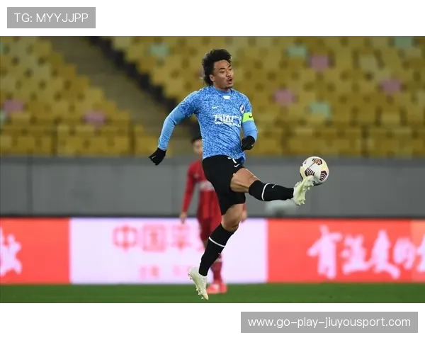 大连人前场抢断成功，曼巴劲射挂网